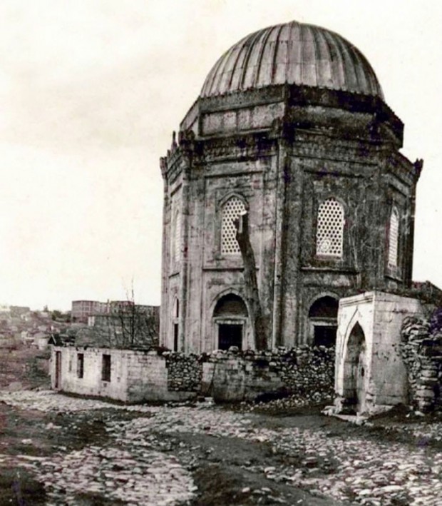 7. İstanbul’da Yenibahçe'de Mimar Sinan yapısı Hüsrev Paşa türbesi, Türk yapı sanatının çok nadide eserlerinden bir tanesidir.
