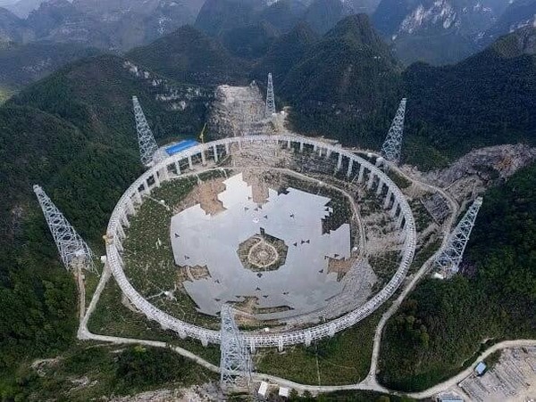 Burada gördüğünüz şey Çin’in radyo sinyallerini tespit eden büyük teleskobu