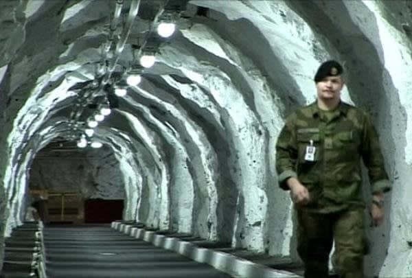 Bir filme aitmiş gibi görünen başka bir fotoğraf, ama bu aslında gizli Soğuk Savaş dönemi tünellerinin bir fotoğrafı