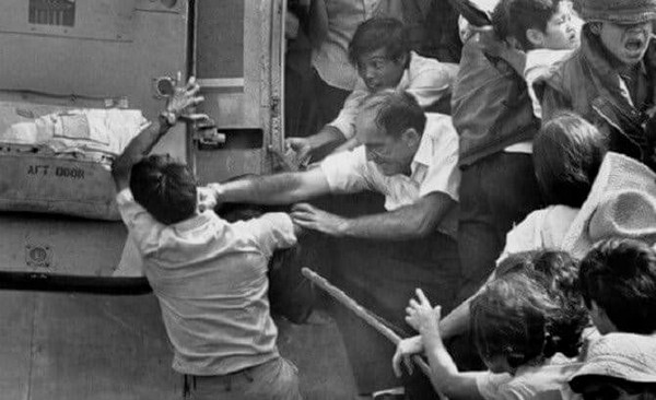 Bu güçlü fotoğraf insanlar Saigon’dan kaçmaya çalışırlarken çekilmiş