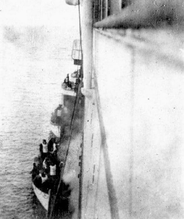 Bu fotoğraf Titanic’ten sağ kalanları gösteriyor