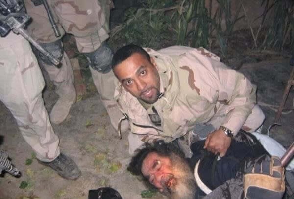 Bu fotoğrafın çekildiği zaman yakalanan Saddam Hüseyin ve bir asker