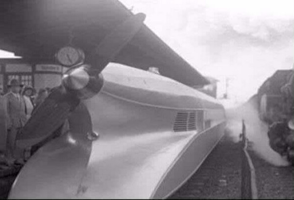 Bu fotoğraf ilk hızlı Alman trenine ait