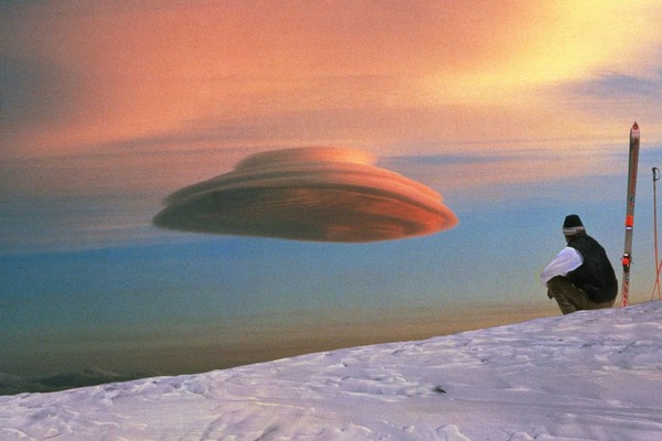 Hayır, burada gördüğünüz şey bir UFO değil. Bu tıpkı bir UFO gibi görünen bir merceksel bulut. Harika değil mi?