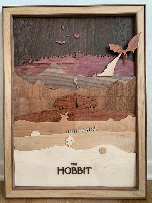 Bu adam bu minimal stildeki Hobbit posterini 8 farklı ağaç kullanarak yapmış. Burada gerçek bir fanatikle karşı karşıyayız!