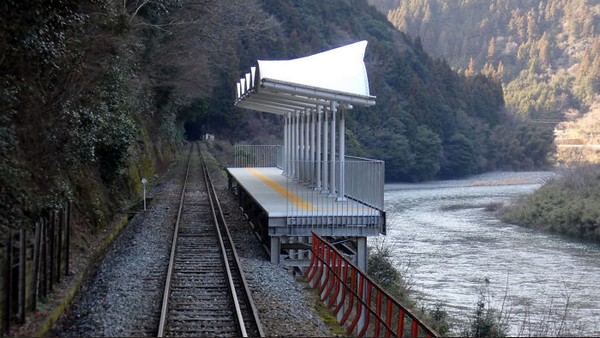 Japonya’daki bu tren durağında garip olan birşey fark ettiniz mi? Bu durağın girişi ve çıkışı yok; yalnızca insanlar tren yolculuklarının ortasında durup buradaki güzel manzaranın