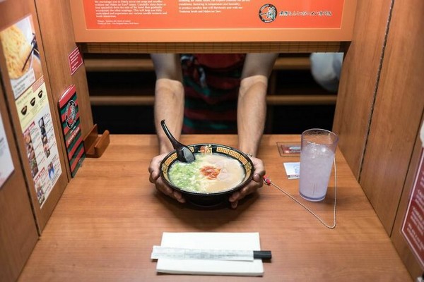 Japonlar genel olarak oldukça utangaç insanlar. Japonya’da son derece gözlerden uzak restaurantlar bulabiliyorsunuz; sizi kimsenin göremedeği bir köşeye oturuyors