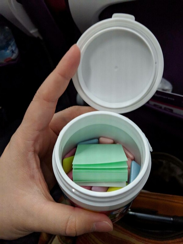 Bu Japonya’daki bir sakız kutusu ve kutunun içinde sakızınızı çıkarmayı kolaylaştırmak için bir kağıt tomarı var!