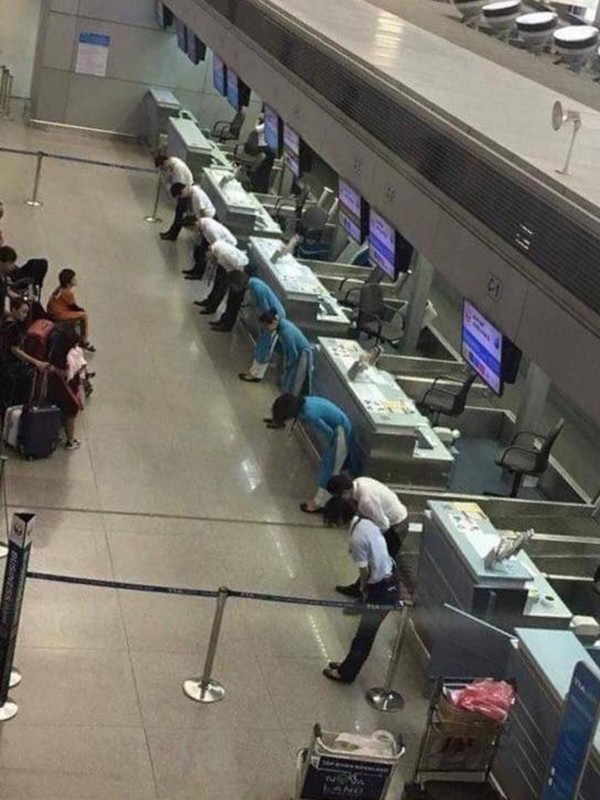 Japonya’daki havaalanı çalışanları uçuşları geciken yolculardan bu şekilde özür diliyorlar