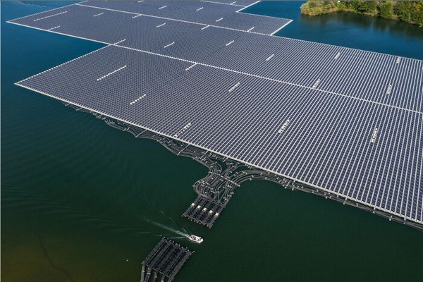 Burada neye bakıyor olduğunuz hakkında fikriniz yoksa, bu gördüğünüz şey Japonya’daki Yamakura Barajı Rezervuarı’nda bulunan yüzen güneş enerjisi santrali&