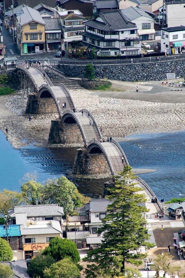 Iwakuni, Japonya’daki Kintai-Kyo Kemer Köprüsü’nün bir fotoğrafı
