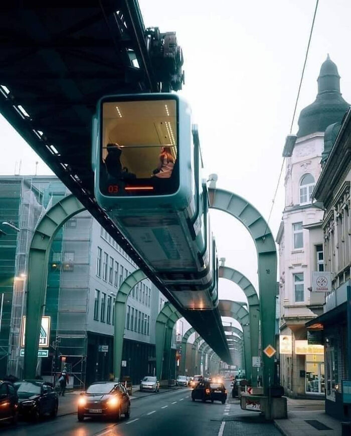 Wuppertal, Almanya’daki elektrikli yükseltilmiş tren raylarının (asma demiryolu) inanılmaz bir fotoğrafı