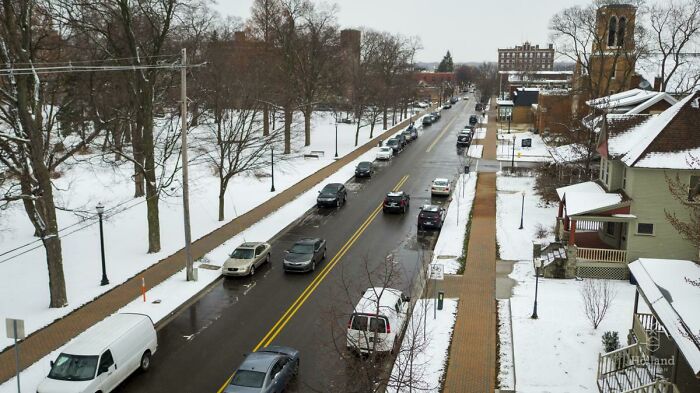 Bu fotoğraf Michigan’ın aşağısında yer alan Holland’dan ve burada sokaklar ve kaldırımlar ısıtmalı ve karla buzu eritiyor. Bu sistemin tamamı yakınlardaki bir enerji santralinden kaldır
