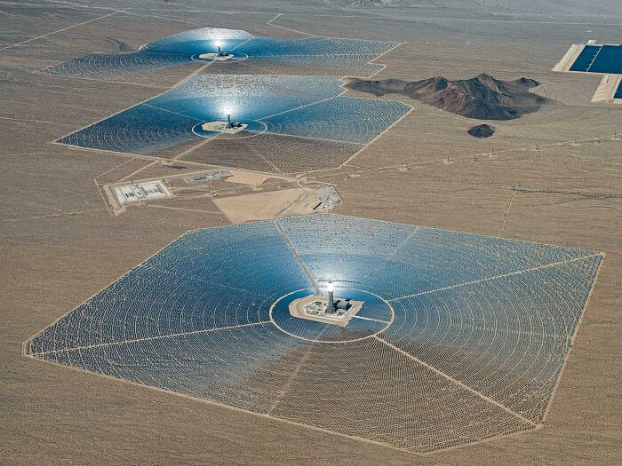 Bu fotoğraf Bernhard Lang tarafından çekilmiş ve Birleşik Devletler’deki güneş enerjisi santrallerini gösteriyor