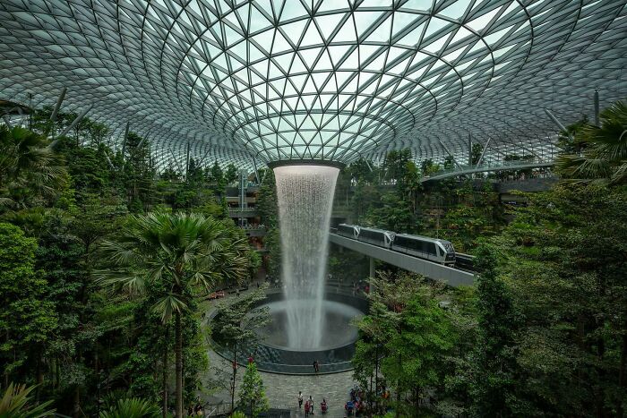 Singapur’daki Jewel Changi Havaalanı’nda bulunan Göktreni’nin bir fotoğrafı