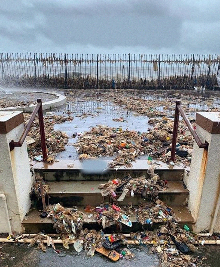 İnsanlar olanca çöplerini Mumbai’nin Okyanusu’na atıyorlar ve mason yağmurları sırasında okyanus bu fotoğrafta da görebileceğiniz gibi, çöpleri onlara geri