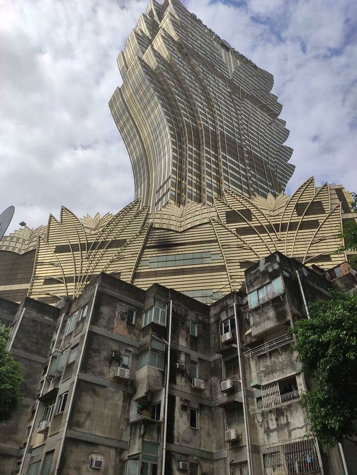 Bu fotoğraf Macau’nun iki farklı yüzünü bir karede bir araya getirmiş