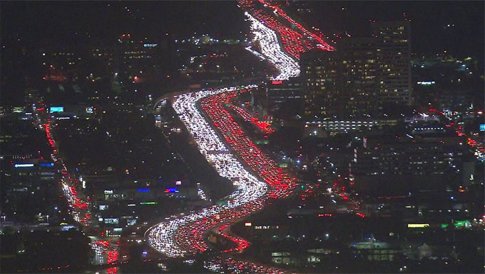 Burada gördüğünüz şey Şükran Bayramı’nda Los Angeles’taki trafik