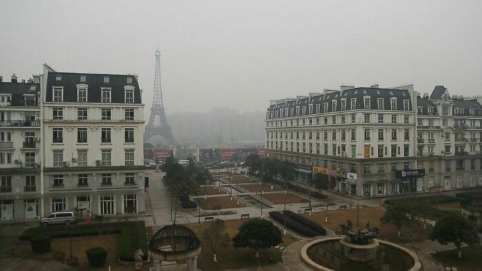 Hayır, bu fotoğraf Paris’ten değil. Bu, Tianducheng, Çin’deki bir hayalet şehir ve Paris’in replikası olarak yapılmış. Burasının çok üzücü göz&am
