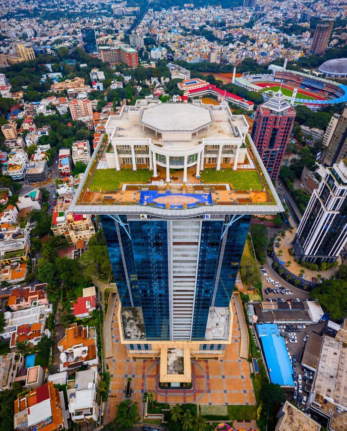 Burada gördüğünüz şey Bangalore, Hindistan’daki bir gökdelenin üzerinde bulunan milyoner Vijay Mallya’ya ait bir malikane