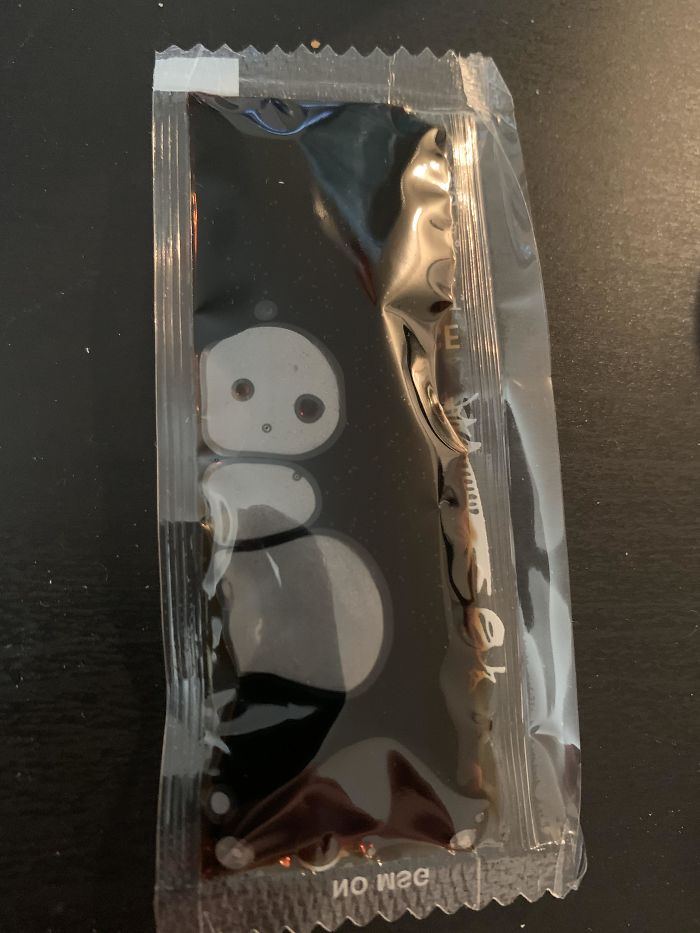 Bu soya sosu pakedindeki hava kabarcıkları şirin bir Studio Ghibli kardan adamı meydana getirmişler