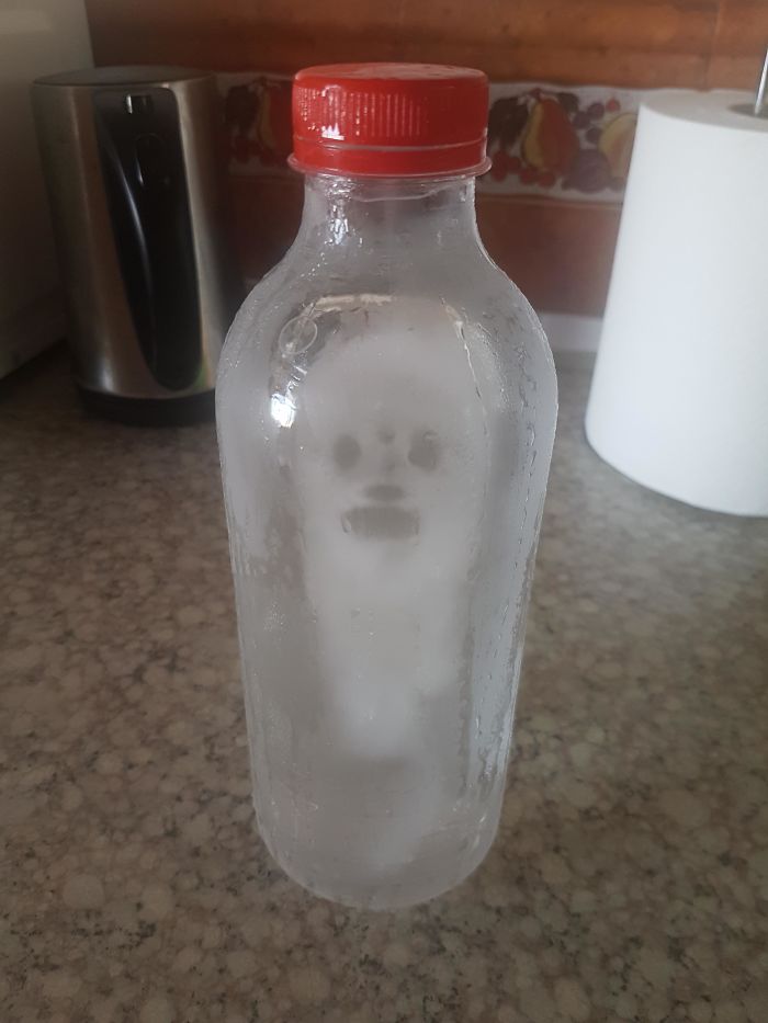 Sıradan bir su şişesinin içinde hayalet görmek insanın başına her gün gelen şeylerden biri değil