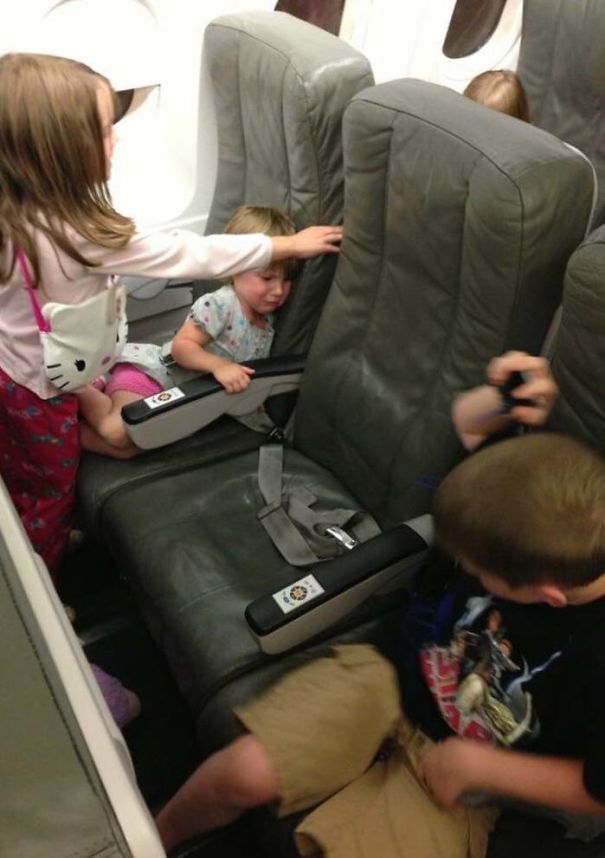 8. Uçakta bir sürü yaramaz çocuk arasında kalmış bir adam!
