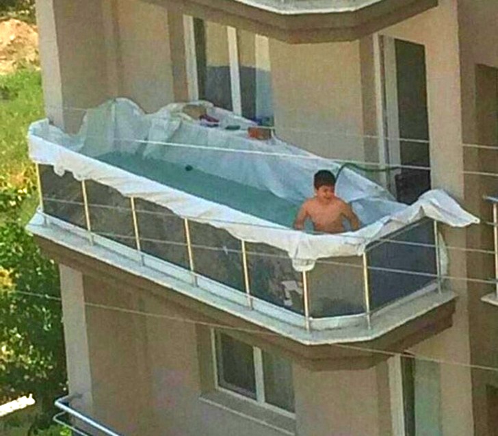 12. Evin balkonuna havuz! Umarız ağırlık olarak sorun yaşamamışlardır..