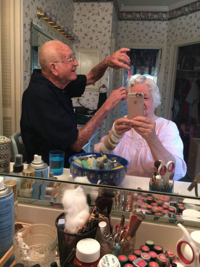 Ameliyat geçirdiği için kendi saçlarını tarayamayan karısının saçlarını her gün yapan bu tatlı amca