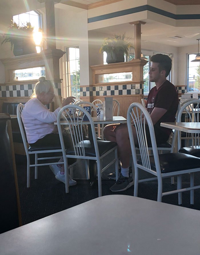 Tek başına yemek yiyen yaşlı kadının masasına gidip ona eşlik eden bu genç çocuk