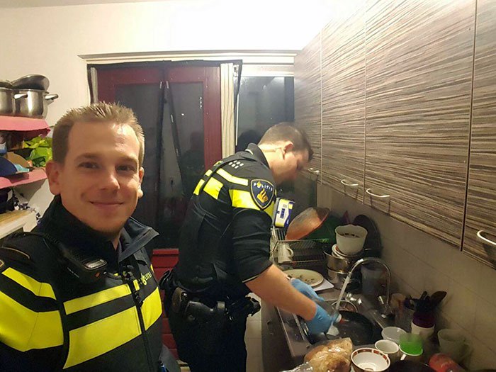 Kan şekeri düştüğü için hastaneye kaldırılan kadının ardından evde kalan 5 küçük çocuk için yemek pişirip bulaşık yıkayan polisler.