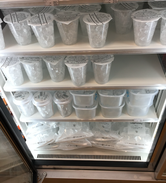 4. Ucuza buzlu kahve keyfi yapmak için marketlerde buz dolu plastik bardaklar satışa sunulmuş.