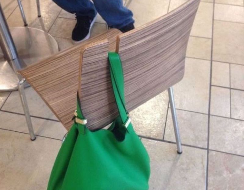 6. Gittiğiniz yerlerdeki sandalyelerde çanta asma yeri var..