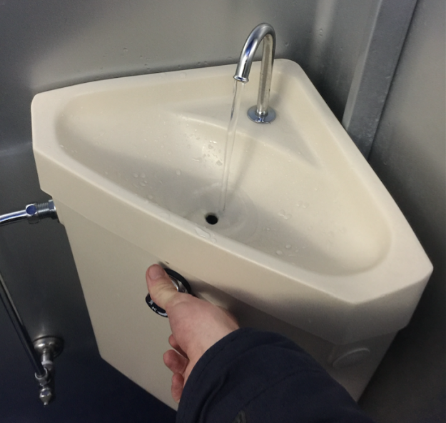 13. Sifonların üstünde lavabo var, hem ellerinizi yıkıyorsunuz hem de sifonun deposunu dolduruyorsunuz.