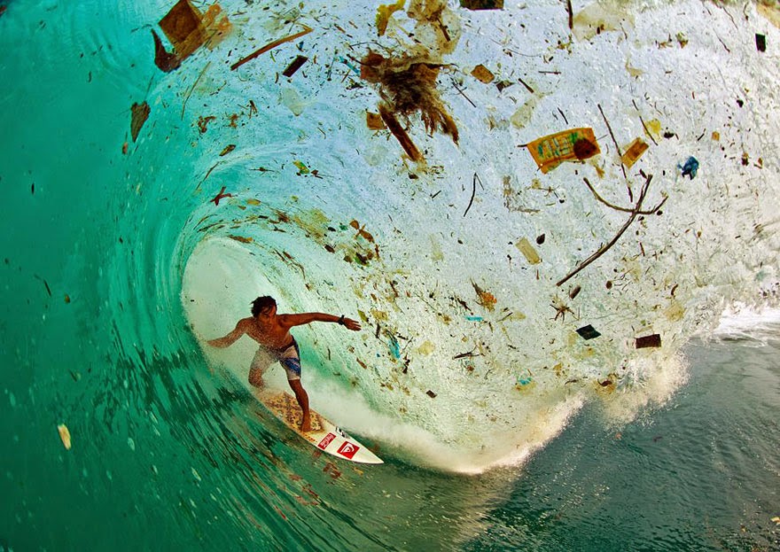 8. Denize atılmış çöplerin, güzellikleri nasıl öldürdüğünü gösteren çarpıcı bir fotoğraf