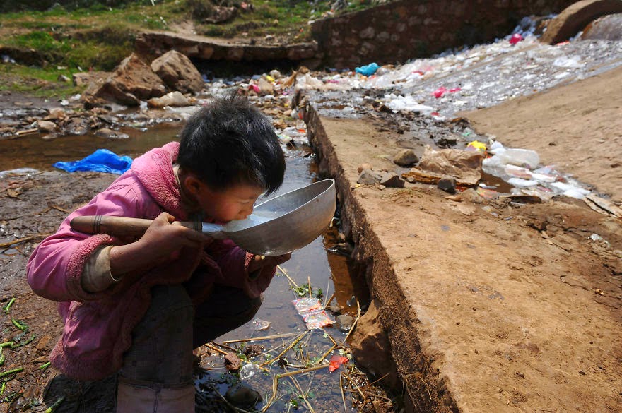 10. Çin’in Yunnan bölgesinde, tek su kaynaklarına çöp bırakılan insanların hayatla olan iç burkan mücadelesi