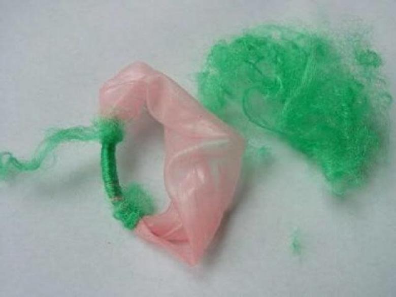 3. Çin'den bir saç bandı üreticisi, ürettiği ürünlerin içine prezervatif koyuyormuş.