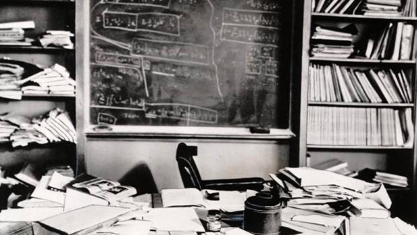 3 . Einstein öldükten bir saat sonra çekilen çalışma masasının fotoğrafı.