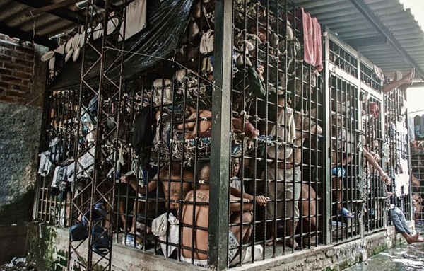 4 . El Salvadorda bir hapishane.