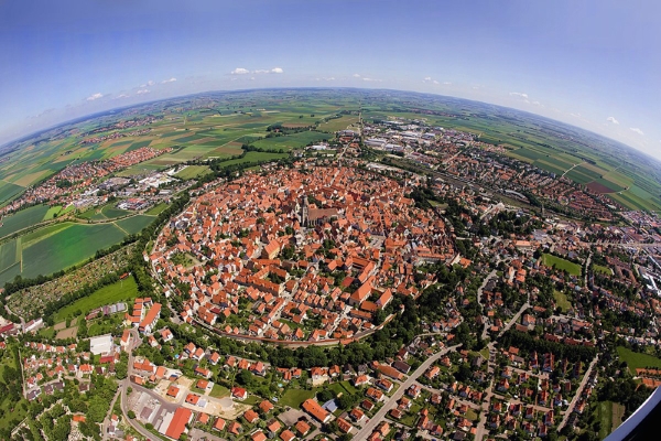 11 . 14 milyon yaşındaki meteor çarpma kraterine inşa edilen Nördlingen’in Bavyera kenti.