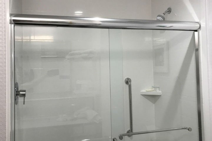 Su ayarı yaparken yanmayın ya da donmayın diye musluk ile duş başlığı iki farklı köşelerde olan bu duşakabin