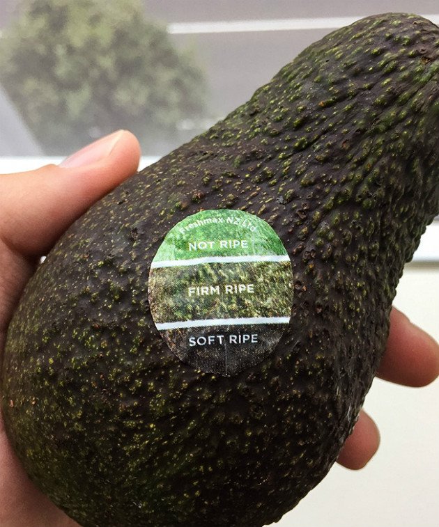 Etiketin rengine göre avokadonun olgun olup olmadığını anlayabilirsiniz...