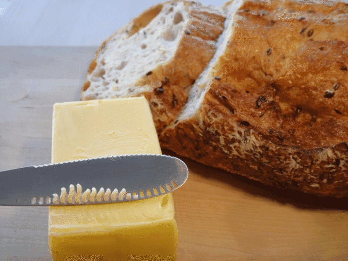 Yağın çok daha rahat kesilmesini ve ekmeğe sürülmesini sağlayan bu delikli bıçak