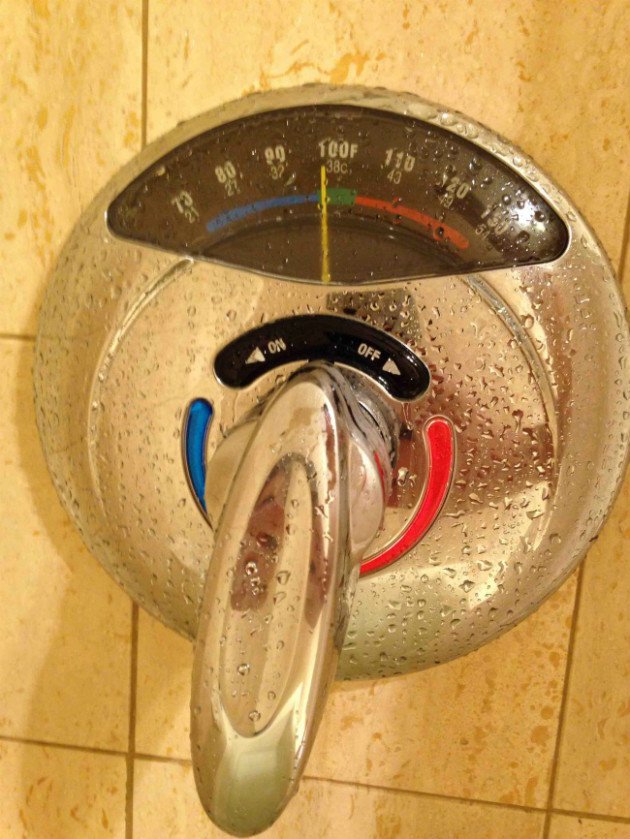 Suyun sıcaklığını tam görüp elinizi yakmadan ya da dondurmadan duş almanızı sağlayan bu akıllı duş başlığı