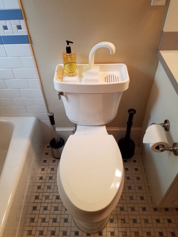 1. Tuvaletlerin lavabosundaki suyun boşa gitmesini engelleyen, doğa ve bütçe dostu efsane bir fikir.