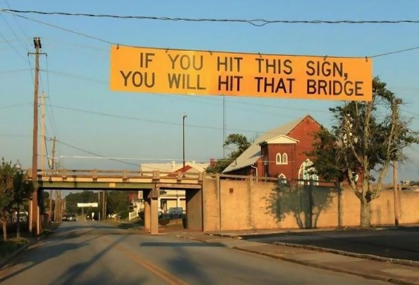 2. Biraz ilerisindeki köprüyle aynı yükseklikte yapılan afiş. (Bu afişe çarparsanız, köprüye çarpacaksınız)