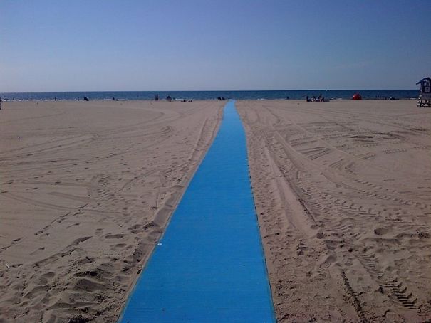 8. Görme ve yürüme engelliler için sahile çekilen mattan şerit. Bu şeriti kullanıp denize giden bir engelli şöyle bağrıyor: medeniyet çok güzel gelseni