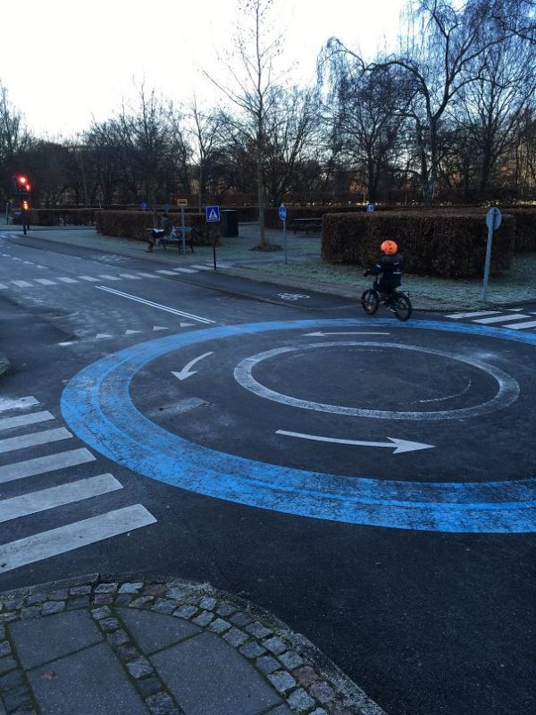 11. Danimarka’da çocukların sokağa çıkmadan önce trafik kurallarını öğrenmelerini sağlayan çocuk bisiklet alanı. (Yine seviyeyi nerelere çıkarmışlar ya)&