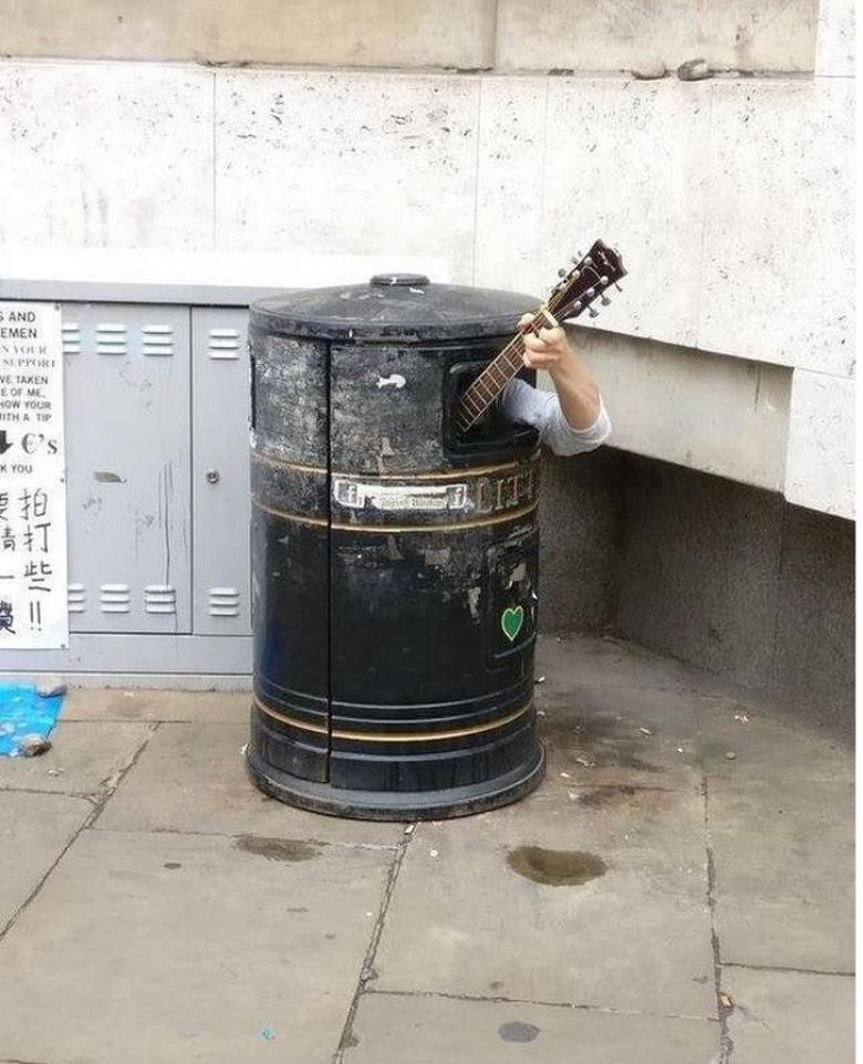 9. Çöp kutusunun içinden müzik yapan adam!