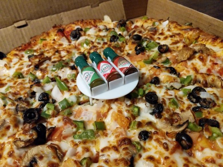 6. Pizzanın yanında küçük soslar gönderen yer